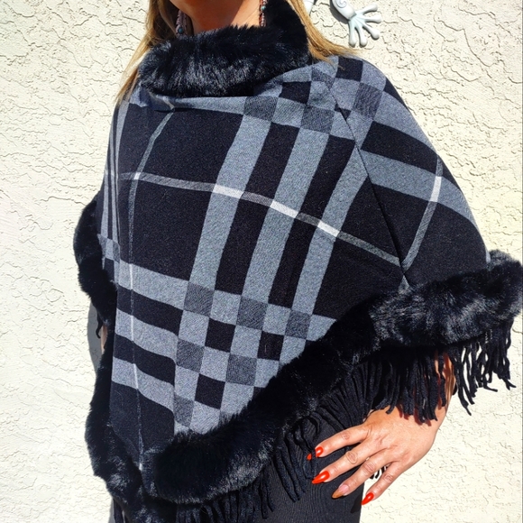 Ponchos warm and cozy - Picture 1 of 5